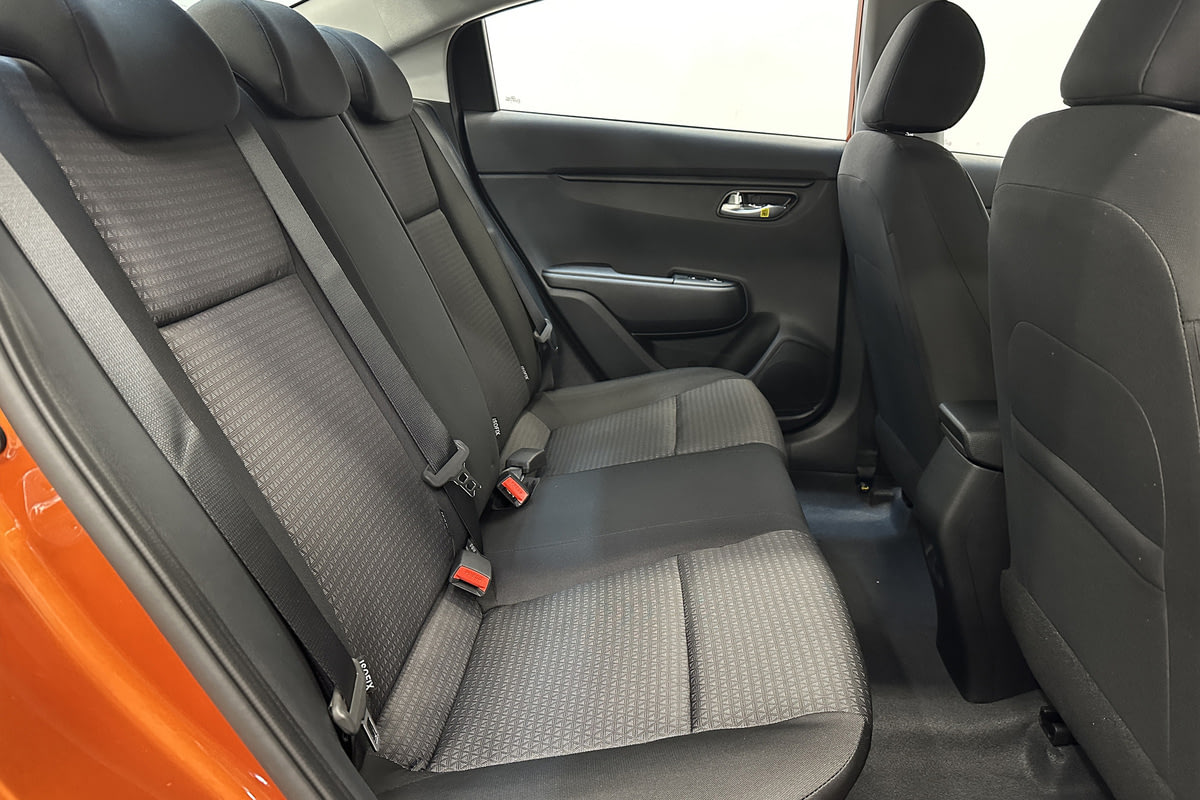 Фото Kia Rio (Solaris KRS) I Престиж (Prestige) Оранжевый металлик I 2025, №7