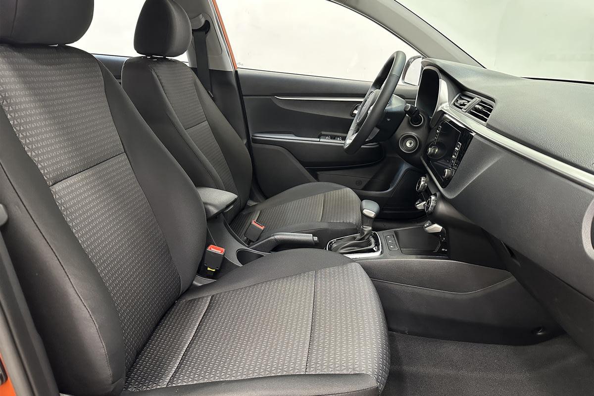 Фото Kia Rio (Solaris KRS) I Престиж (Prestige) Оранжевый металлик I 2025, №6