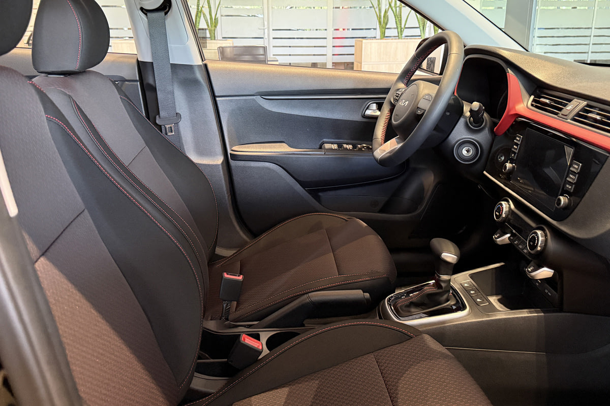Фото Kia Rio (Solaris KRS) I Стиль (Style) Черный металлик I 2025, №6