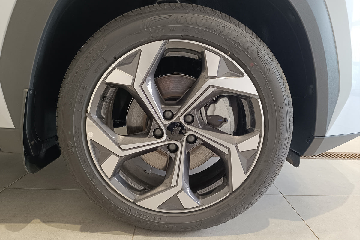 Фото GEELY Atlas II Flagship Серебристый металлик II 2025, №4