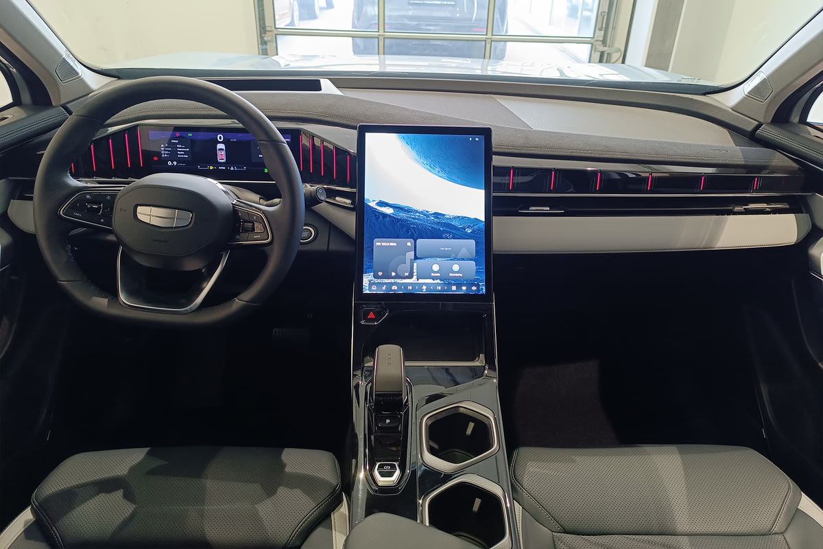 Фото GEELY Atlas II Flagship Серебристый металлик II 2025, №5