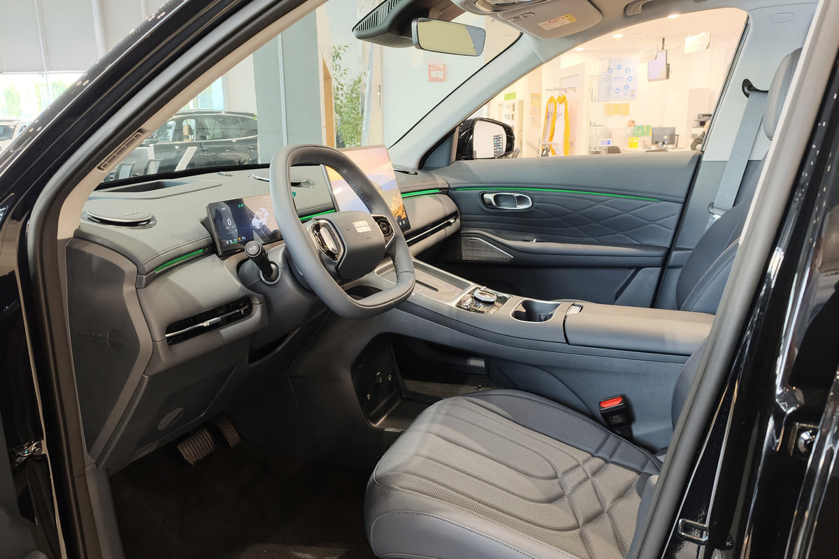 Фото GEELY EX5 Гибрид I EM-R Макс Черный металлик I 2026, №6