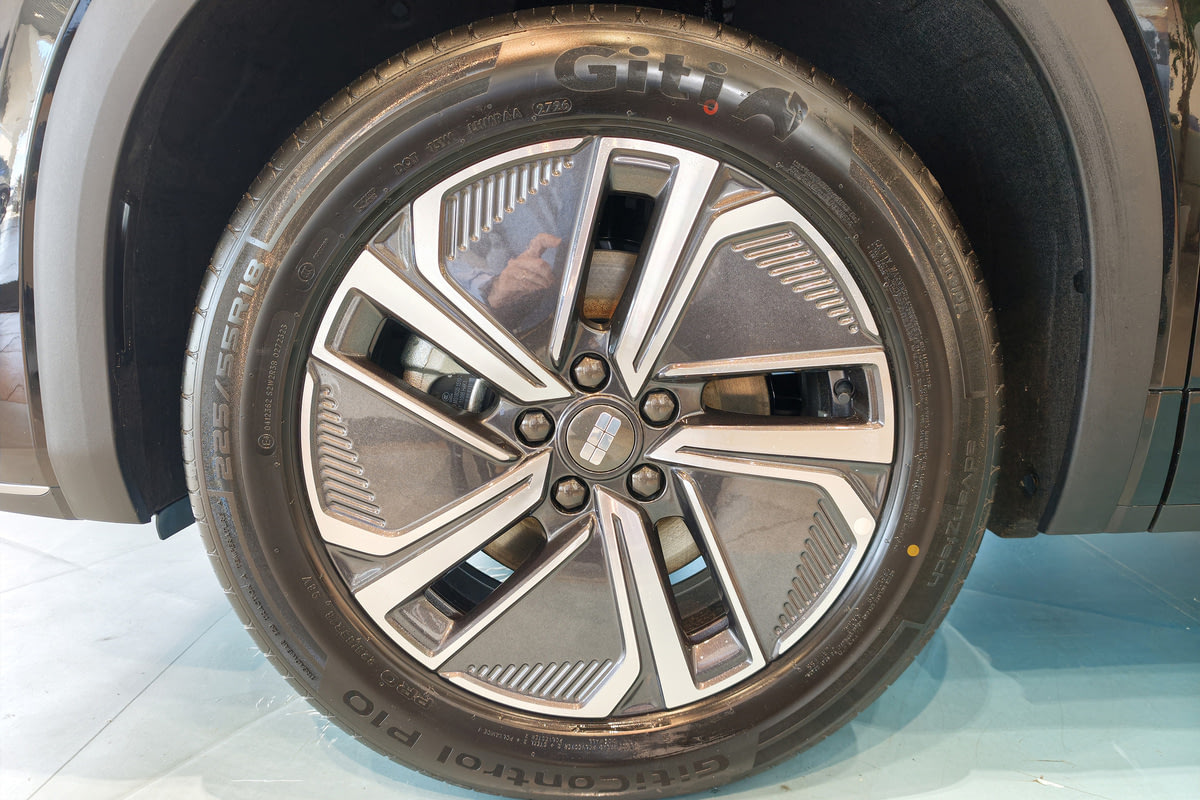 Фото GEELY EX5 Гибрид I EM-R Макс Черный металлик I 2026, №4
