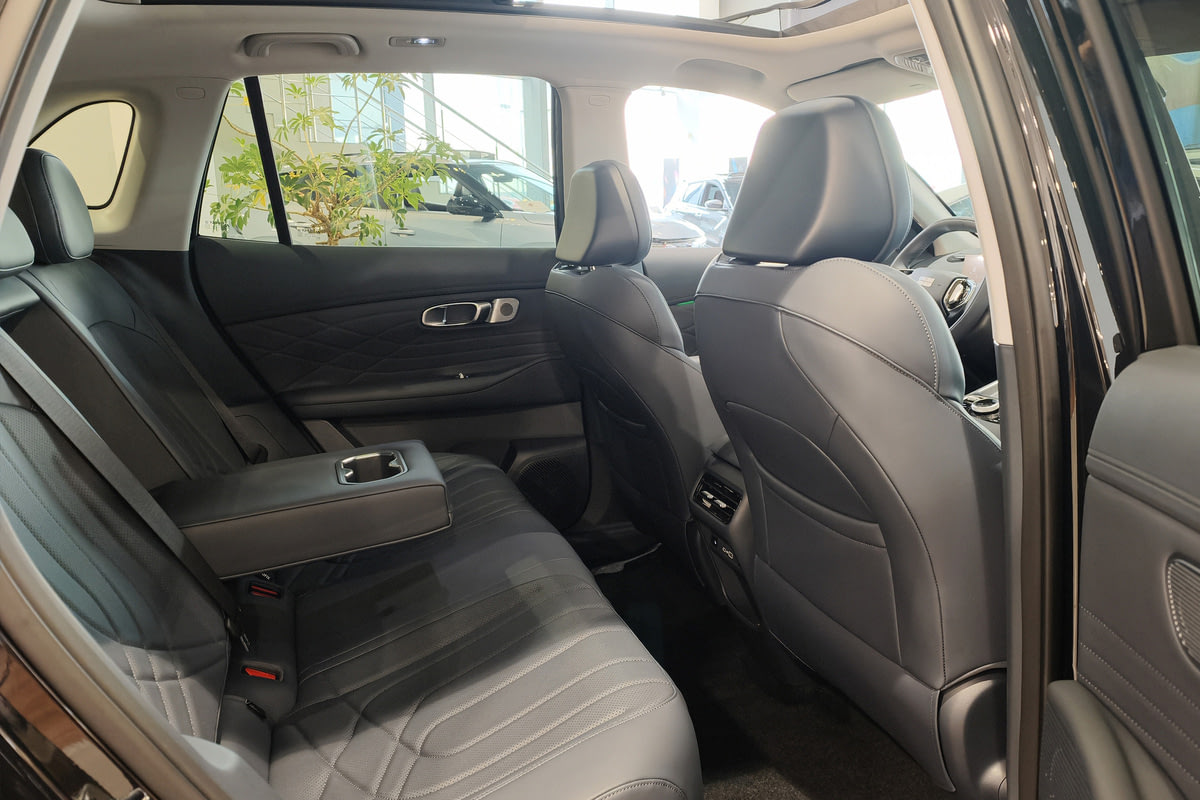 Фото GEELY EX5 Гибрид I EM-R Макс Черный металлик I 2026, №8