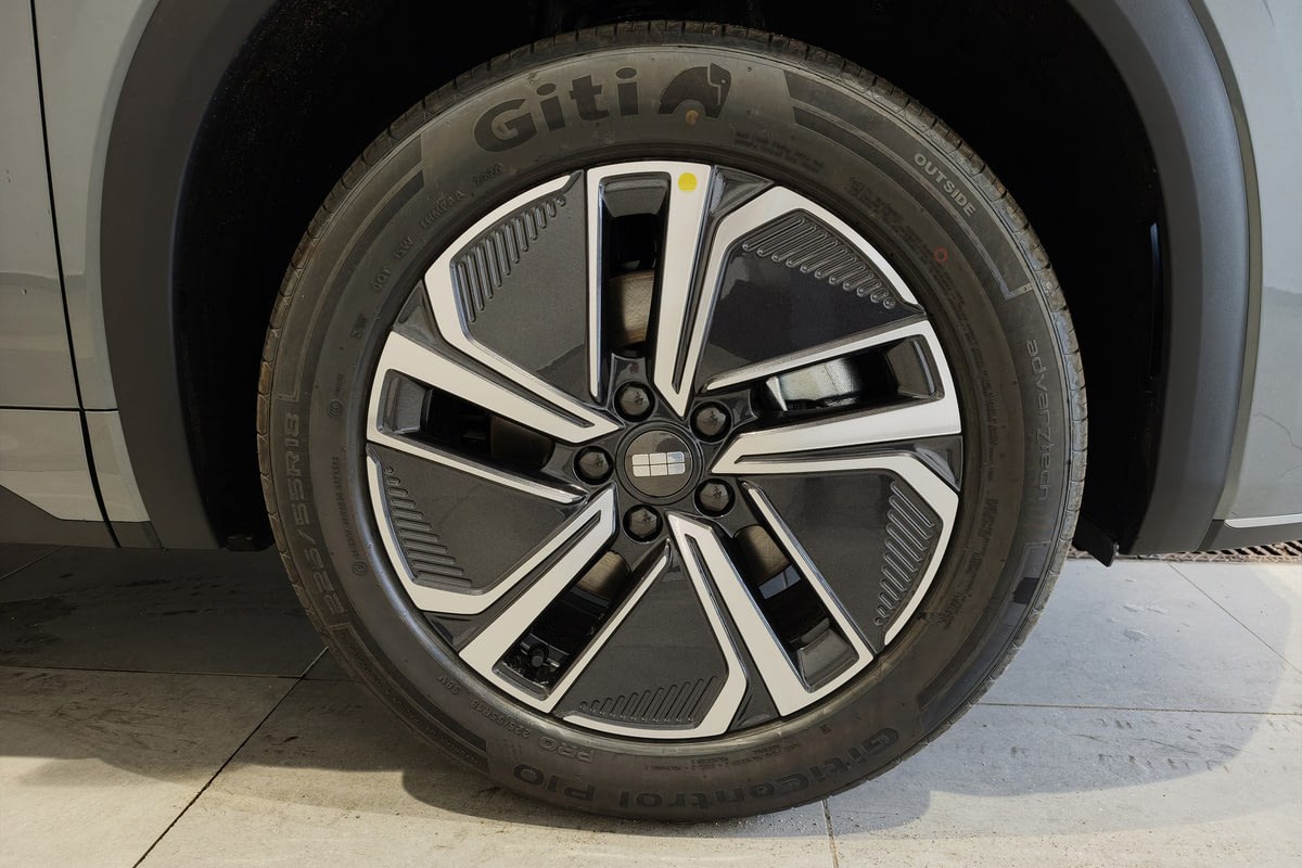 Фото GEELY EX5 Гибрид I EM-R Макс Серый металлик I 2026, №4