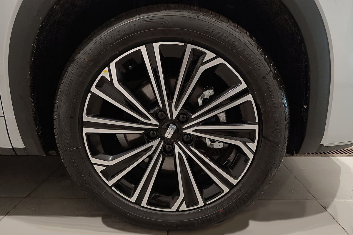 Фото GEELY EX5 EM-i I Max Pearl Silver I 2025, №4