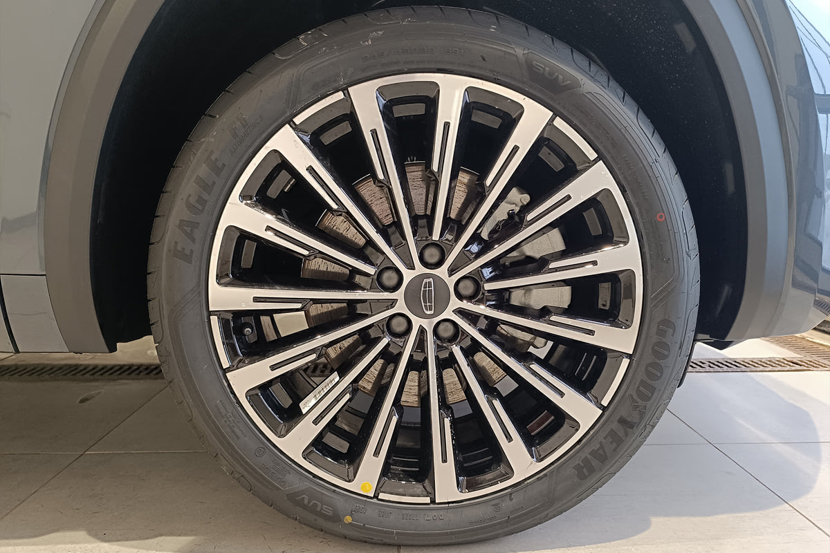 Фото GEELY Monjaro I Flagship SE Basalt Gray I 2025, №4