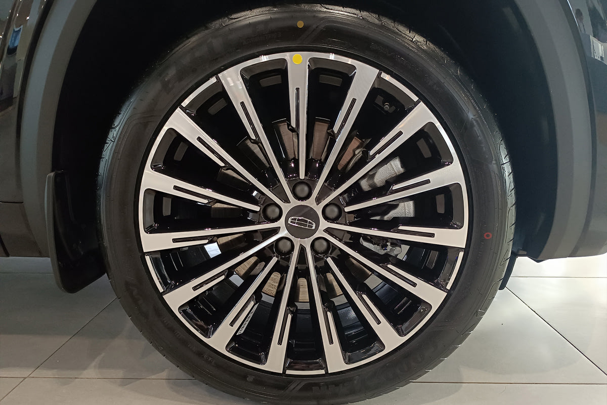 Фото GEELY Monjaro I Flagship SE Ink Black I 2025, №4