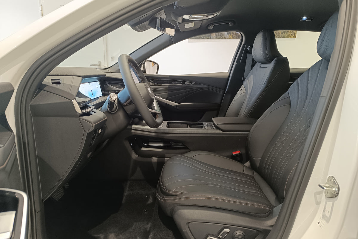 Фото GEELY Preface I Flagship Crystal White I 2024, №6