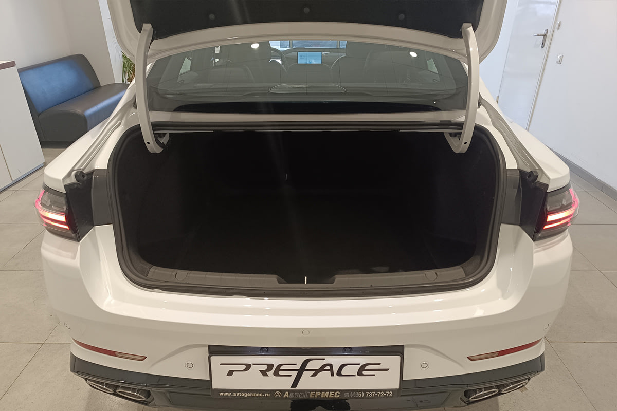 Фото GEELY Preface I Flagship Crystal White I 2024, №9