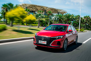 Фото экстерьера CHANGAN Eado PLUS №16