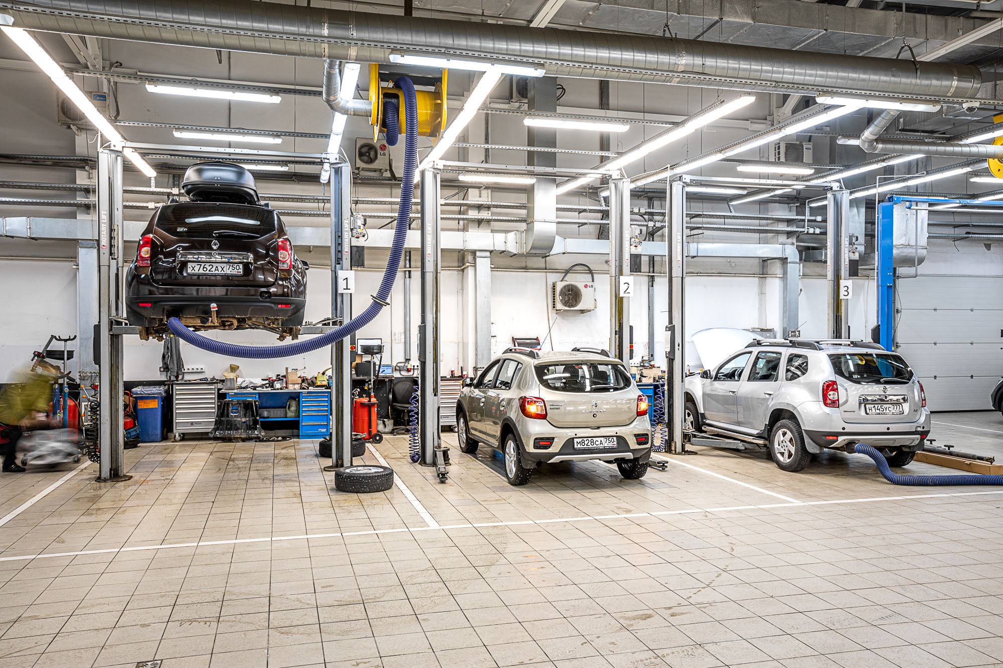 Лукиных 1а автосервис. Слесарный пост в автосервисе. Автосервис москва. Приемка в автосервисе. Рф автопилот.