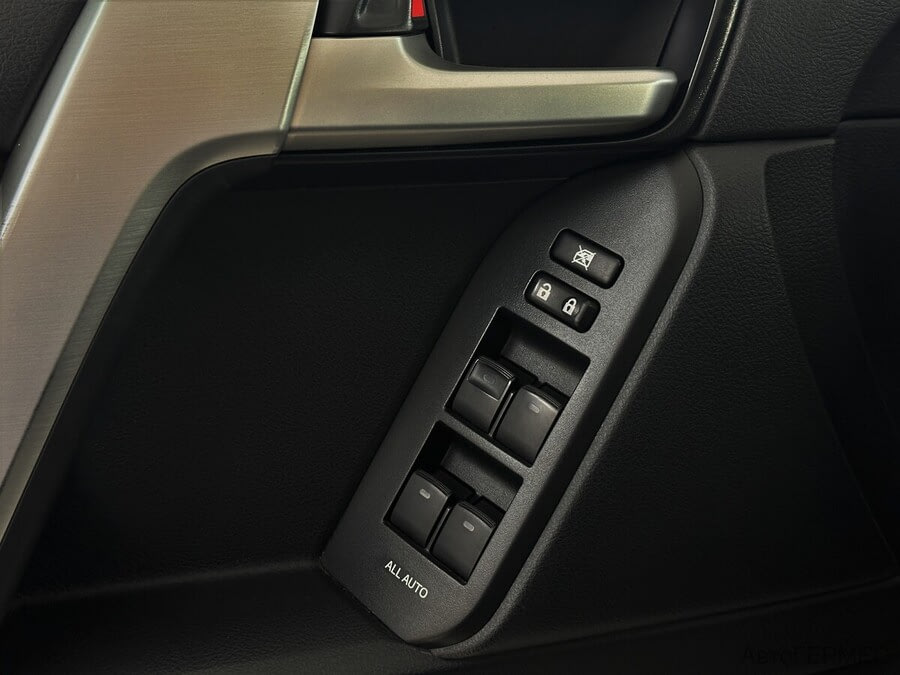 Фото TOYOTA Land Cruiser Prado 150 SERIES Рестайлинг 2 с пробегом | №12