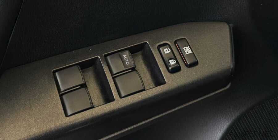 Фото TOYOTA RAV4 IV (XA40) Рестайлинг с пробегом | №8