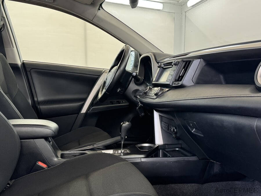 Фото TOYOTA RAV4 IV (XA40) Рестайлинг с пробегом | №12