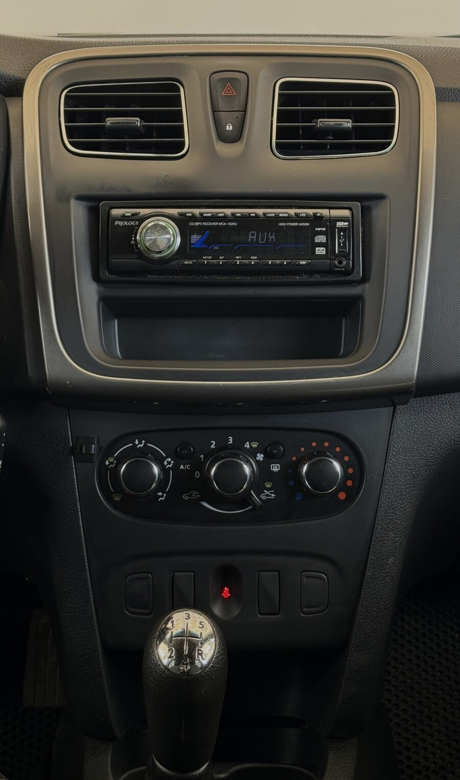 Фото RENAULT Logan II Рестайлинг с пробегом | №7 Фото RENAULT Logan II Рестайлинг с пробегом | №7