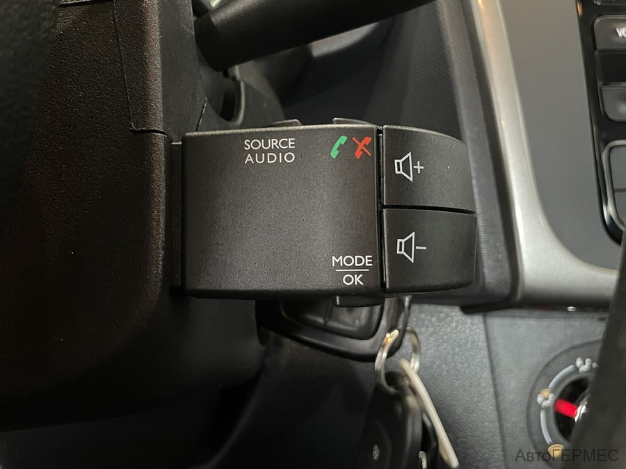 Фото RENAULT Sandero II Рестайлинг с пробегом | №10