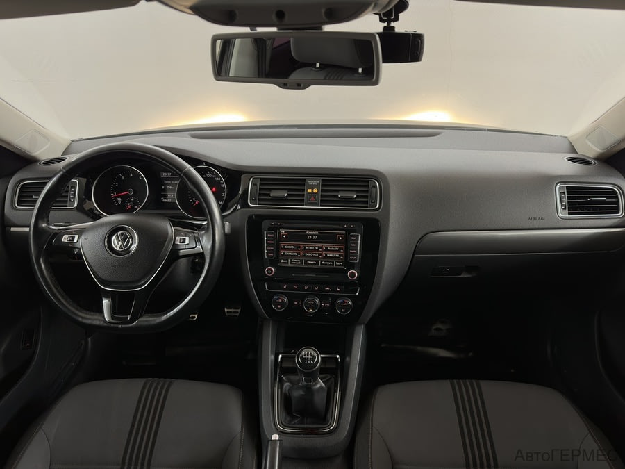 Фото Volkswagen Jetta VI Рестайлинг с пробегом | №5 Фото Volkswagen Jetta VI Рестайлинг с пробегом | №5