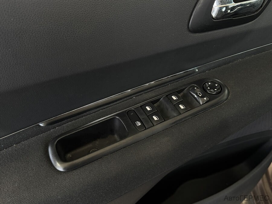 Фото PEUGEOT 3008 I Рестайлинг с пробегом | №8 Фото PEUGEOT 3008 I Рестайлинг с пробегом | №8