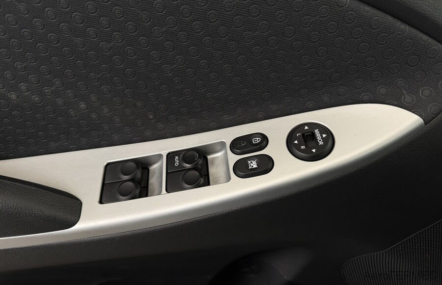 Фото HYUNDAI Solaris I с пробегом | №10 Фото HYUNDAI Solaris I с пробегом | №10