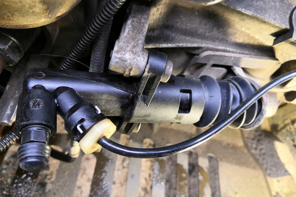 Замена главного цилиндра сцепления MITSUBISHI L200, №2