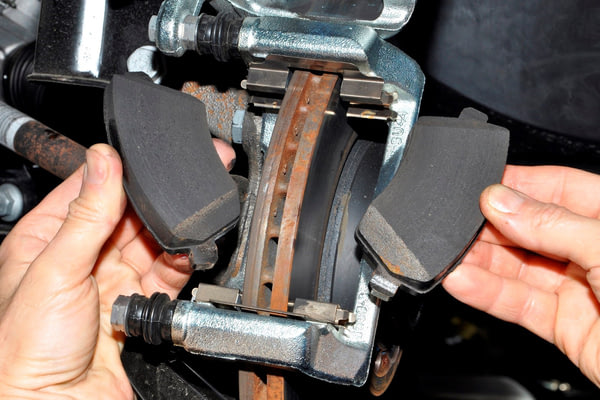 Замена передних тормозных колодок MITSUBISHI Lancer, №2