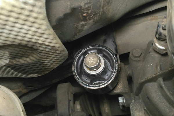 Замена сайлентблоков переднего редуктора MITSUBISHI Colt, №2