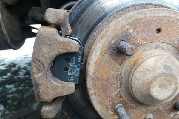 Замена задних тормозных колодок MITSUBISHI Carisma, №1