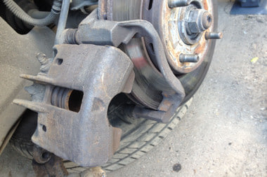 Замена задних тормозных колодок Каризма, фото №1