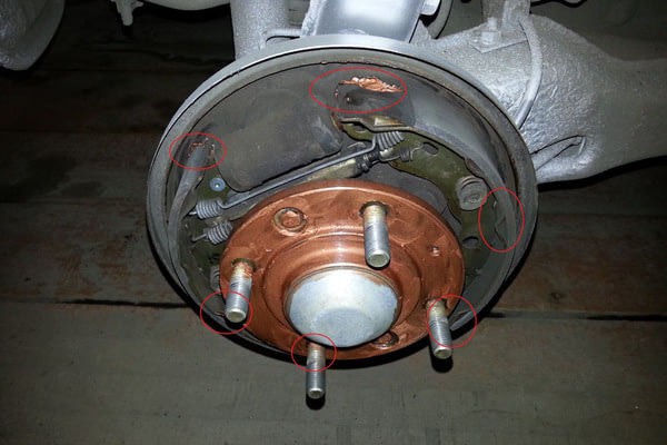 Замена задних тормозных колодок MITSUBISHI Carisma, №2