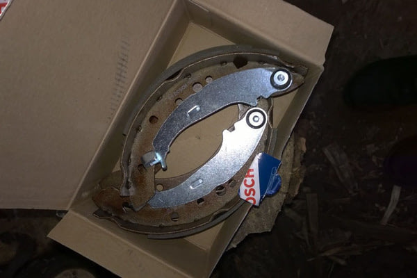 Замена задних тормозных колодок MITSUBISHI Colt, №2