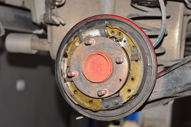 Замена задних тормозных колодок Кольт, фото №1