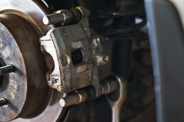 Замена задних тормозных колодок Лансер, фото №1