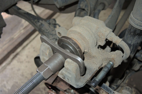 Замена задних тормозных колодок MITSUBISHI Outlander, №1