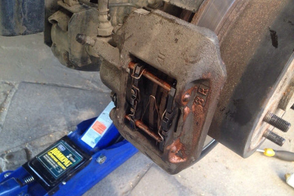 Замена задних тормозных колодок MITSUBISHI Pajero Sport, №2