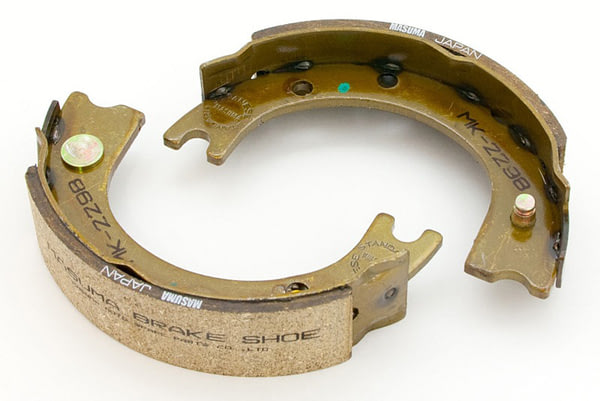 Замена задних тормозных колодок MITSUBISHI Pajero, №1